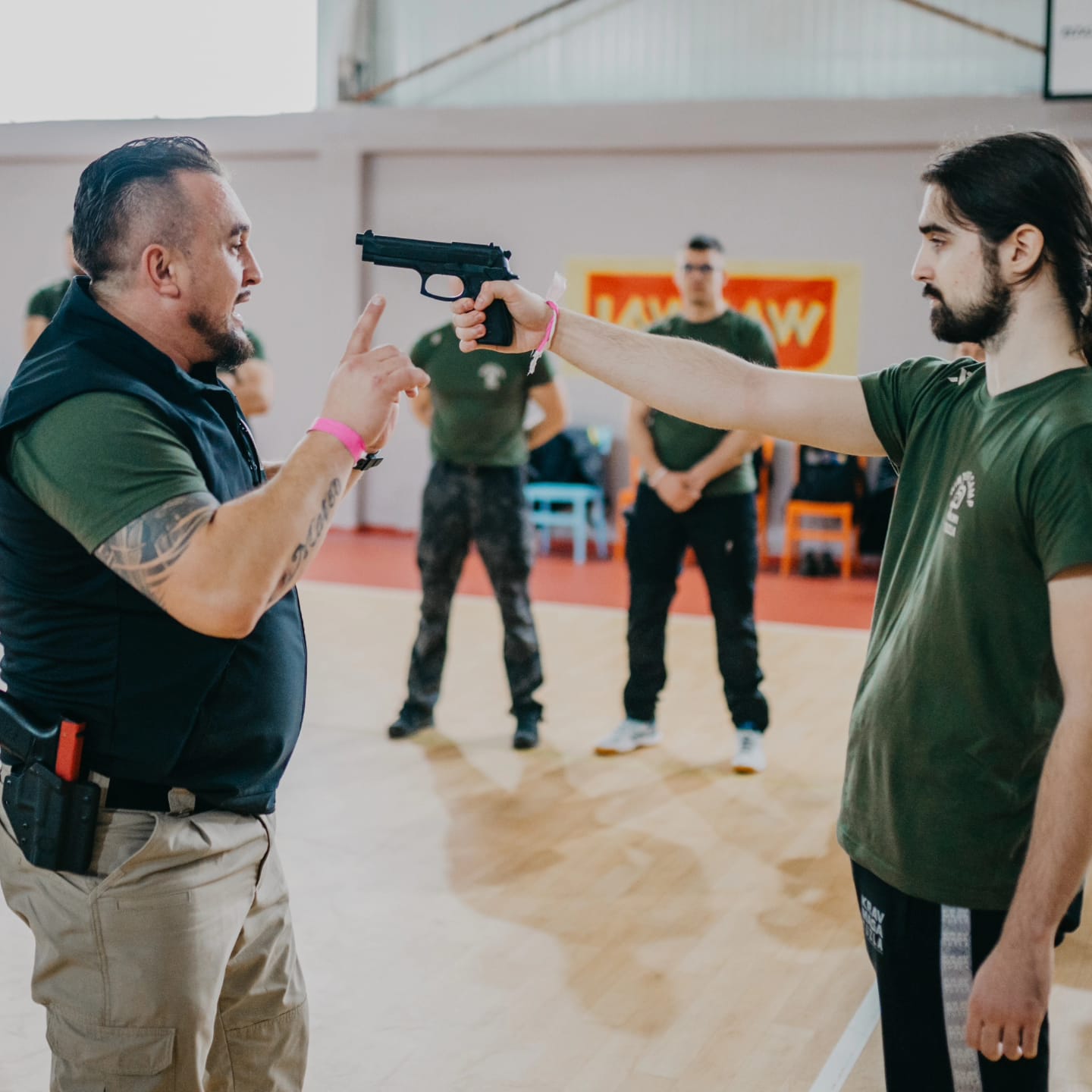 Krav Maga Waffenabwehr bei Schusswaffenbedrohungen